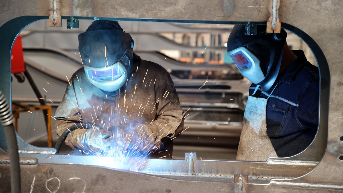 Workers are seen at the Turkish Railway Vehicles Industries Inc. (TÜRASAŞ) factory in the central province of Sivas, Türkiye, Oct. 3, 2024. (AA Photo)