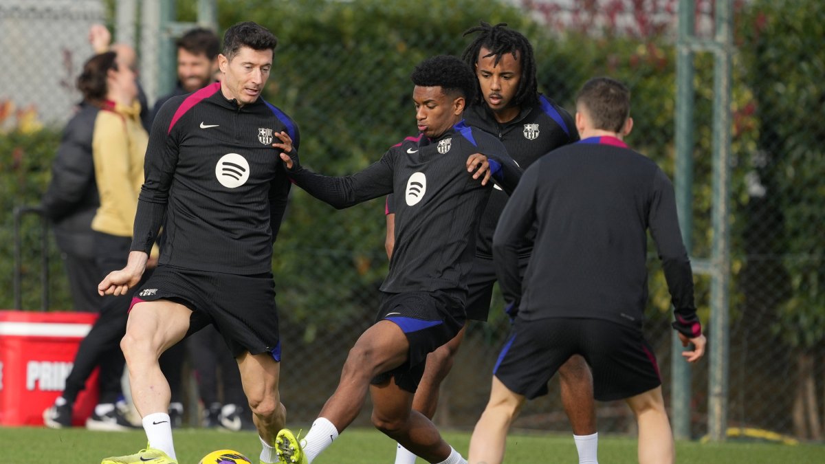 FC Barcelona&#039;s, Alejandro Balde (C) and Robert Lewandowski (L) in action during the team&#039;s training session at Joan Gamper Sports City, Barcelona, Spain, Dec. 2, 2024. (EPA Photo)