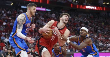 Houston Rockets center Alperen Şengün (C) attempts to secure the ball away from Oklahoma City Thunder Isaiah Hartenstein (L) and guard Shai Gilgeous-Alexander during the fourth quarter at Toyota Center, Houston, Texas, U.S., Dec. 1, 2024. (Reuters Photo) 