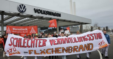 Employees of Volkswagen demonstrate with a banner of IG Metall union reading "Poor state of negotiations equals wildfire" in front of the VW plant in Zwickau, Germany, Dec. 2, 2024. (AFP Photo)