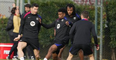 FC Barcelona&#039;s, Alejandro Balde (C) and Robert Lewandowski (L) in action during the team&#039;s training session at Joan Gamper Sports City, Barcelona, Spain, Dec. 2, 2024. (EPA Photo)