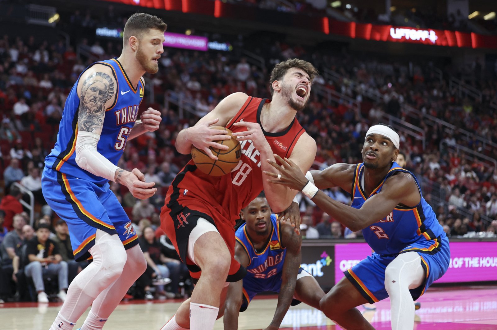 Houston Rockets center Alperen Şengün (C) attempts to secure the ball away from Oklahoma City Thunder Isaiah Hartenstein (L) and guard Shai Gilgeous-Alexander during the fourth quarter at Toyota Center, Houston, Texas, U.S., Dec. 1, 2024. (Reuters Photo) 