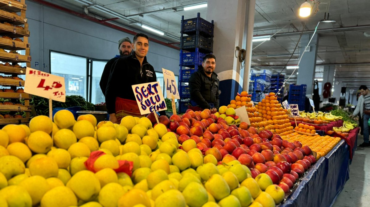 Vendors sell fresh fruits in Arnavutköy, Istanbul, Türkiye, Nov. 17, 2024. (IHA Photo)