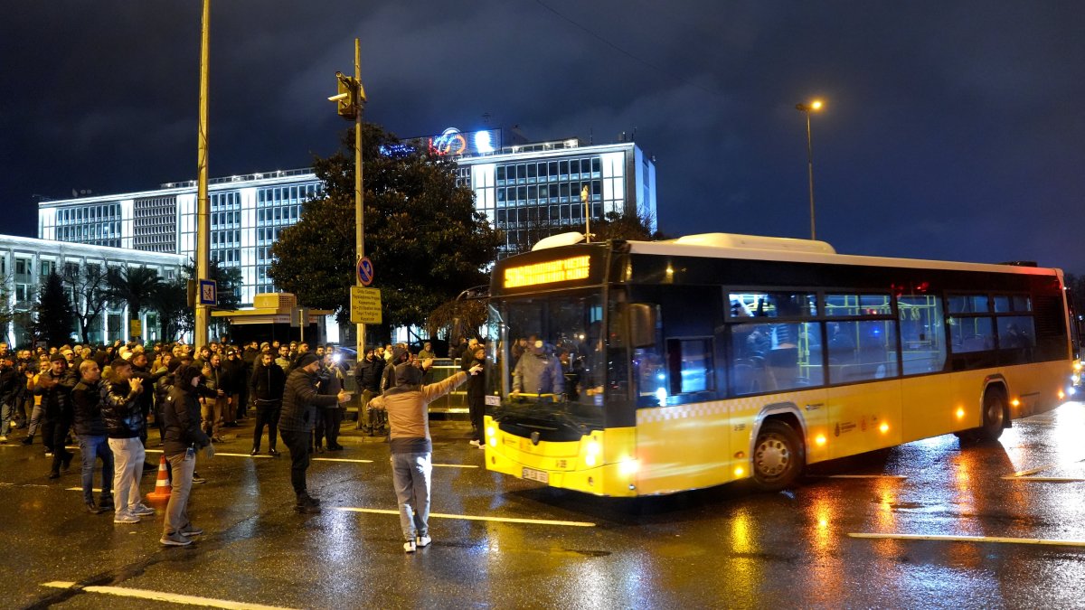 Private owners of public buses gather in front of the Istanbul Metropolitan Municipality (IBB) building in Saraçhane to protest, citing the non-payment of their dues, Istanbul, Türkiye, Dec. 3, 2024. (AA Photo)