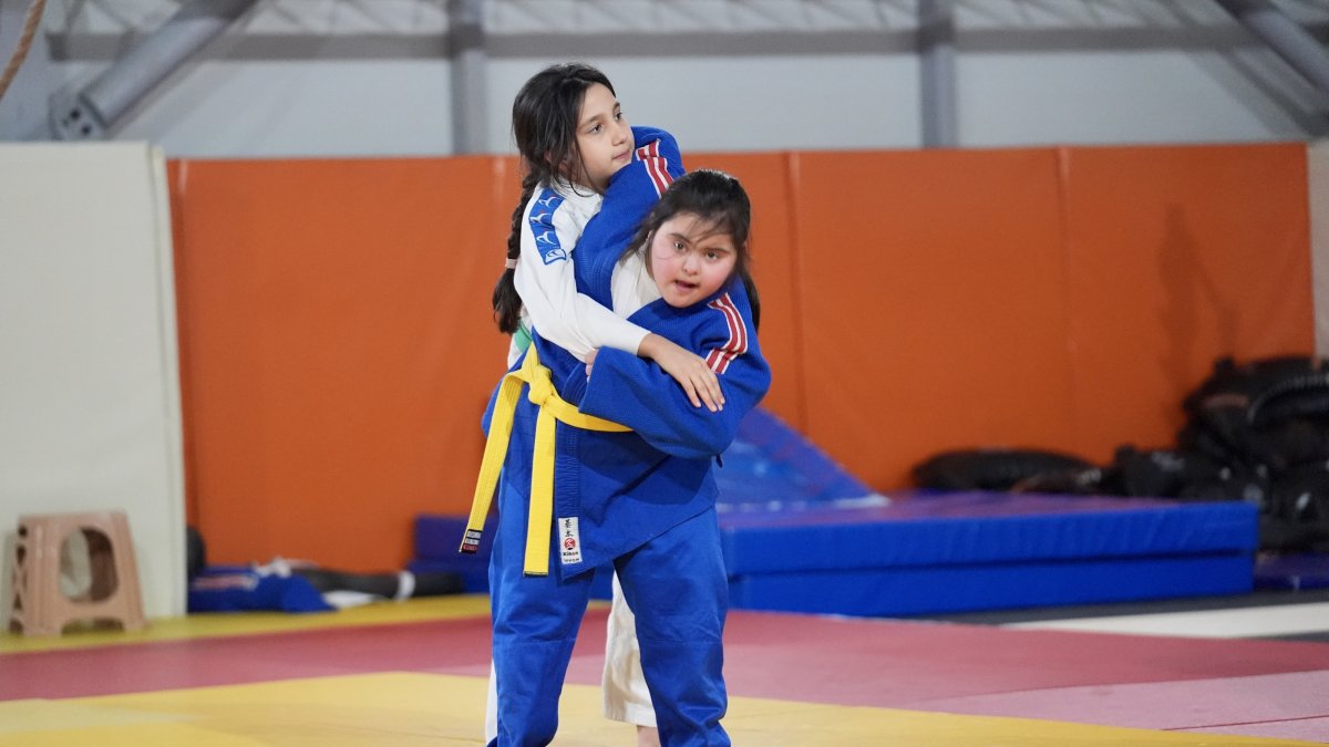 11-year-old judoka with Down syndrome Melisa Özcan (R) spars with her friend, Düzce, Türkiye, Dec. 3, 2024. (AA Photo)