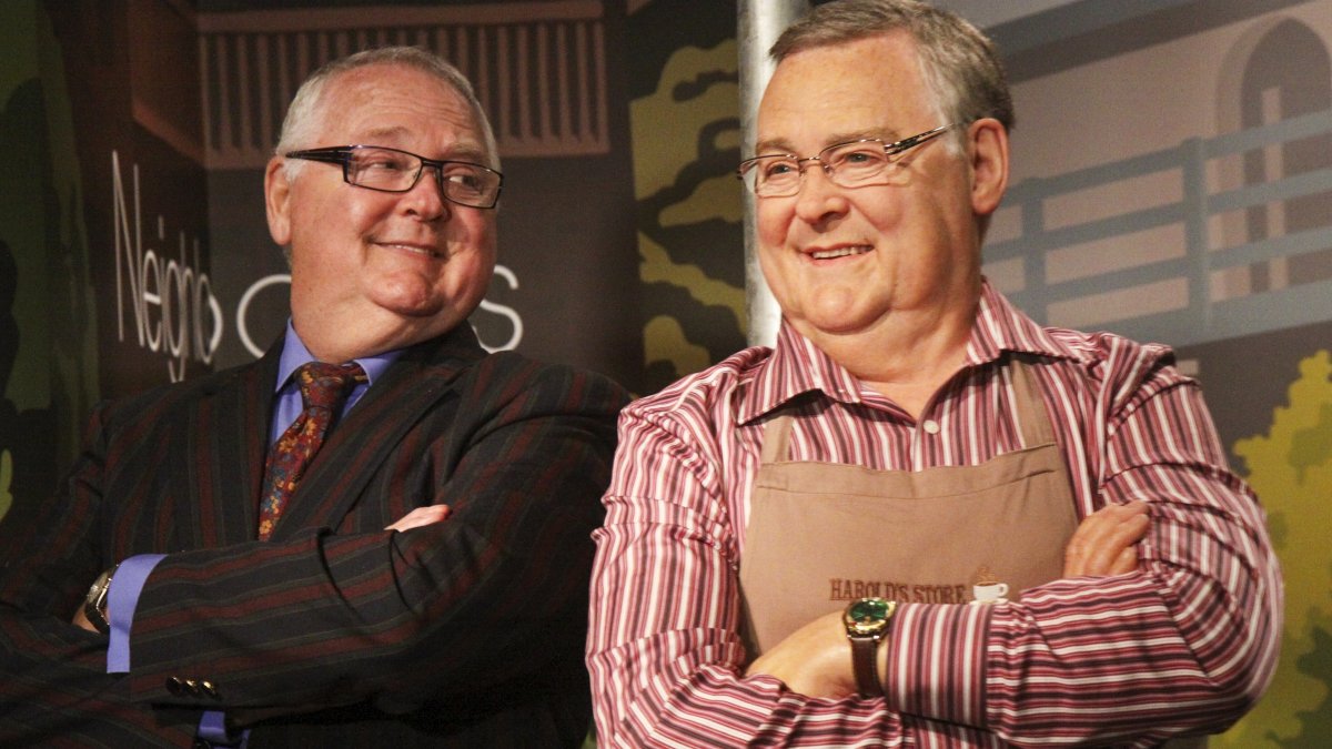 Australian actor Ian Smith (L) poses for a photograph with his wax figure in the character of Harold Bishop from Australian soap &quot;Neighbours&quot; at Madame Tussauds waxworks, Sydney, Australia, April 16, 2012. (AP Photo)