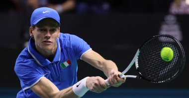Italy&#039;s Jannik Sinner returns a shot to Netherlands&#039; Tallon Griekspoor during their final singles match between Italy and Netherlands at the Davis Cup Finals at the Palacio de Deportes Jose Maria Martin Carpena arena, Malaga, Spain, Nov. 24, 2024. (AFP Photo)