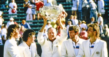 Australia's coach Neale Fraser (C) hoists the Davis Cup trophy with players looking, Melbourne, Australia, Dec. 28, 1986. (Reuters Photo)