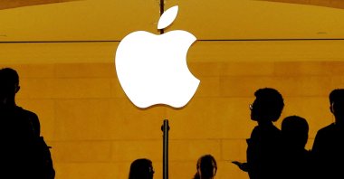 Customers walk past an Apple logo inside of an Apple store at Grand Central Station in New York, U.S., Aug. 1, 2018. (Reuters Photo)