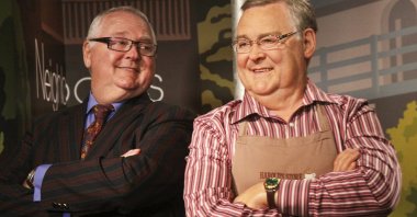 Australian actor Ian Smith (L) poses for a photograph with his wax figure in the character of Harold Bishop from Australian soap "Neighbours" at Madame Tussauds waxworks, Sydney, Australia, April 16, 2012. (AP Photo)