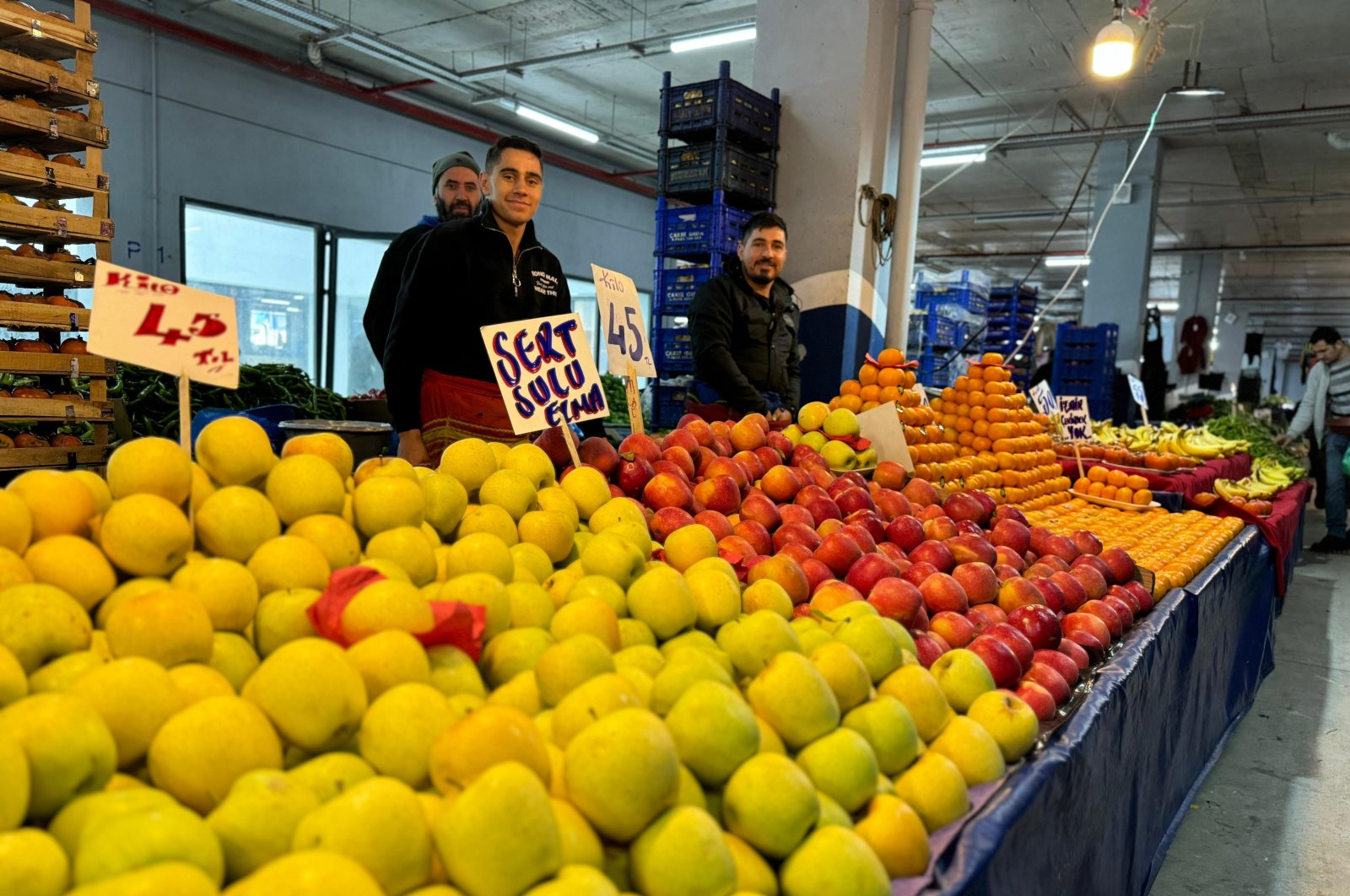 Vendors sell fresh fruits in Arnavutköy, Istanbul, Türkiye, Nov. 17, 2024. (IHA Photo)