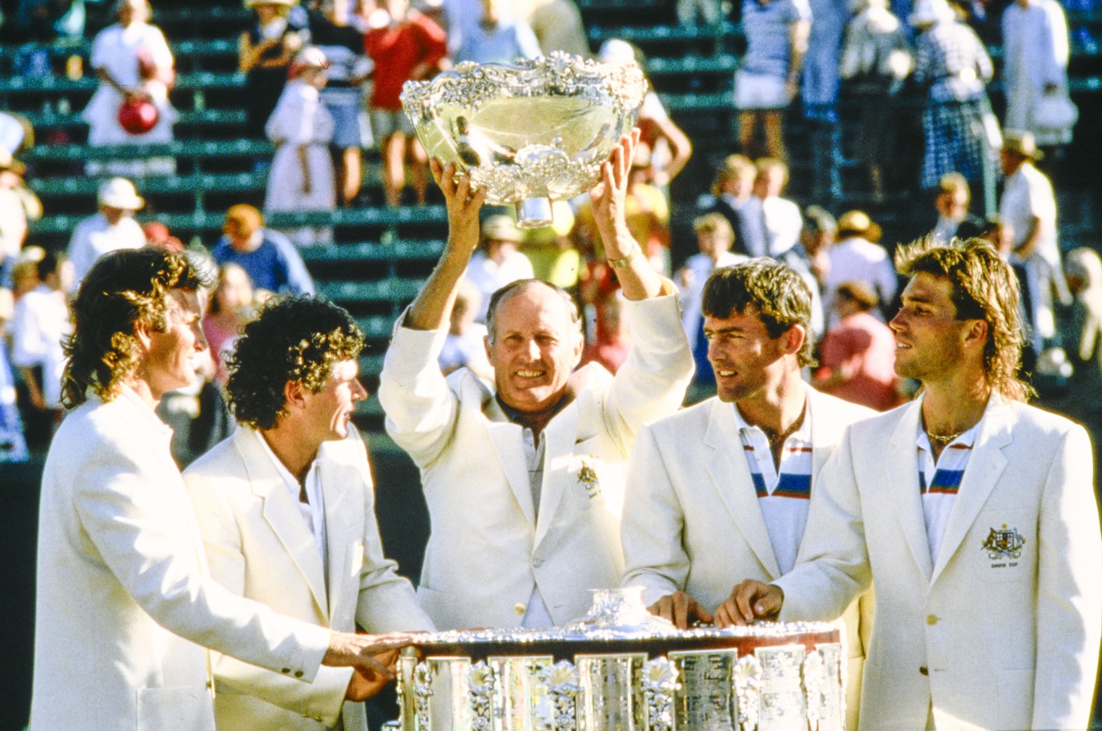 Australia&#039;s coach Neale Fraser (C) hoists the Davis Cup trophy with players looking, Melbourne, Australia, Dec. 28, 1986. (Reuters Photo)