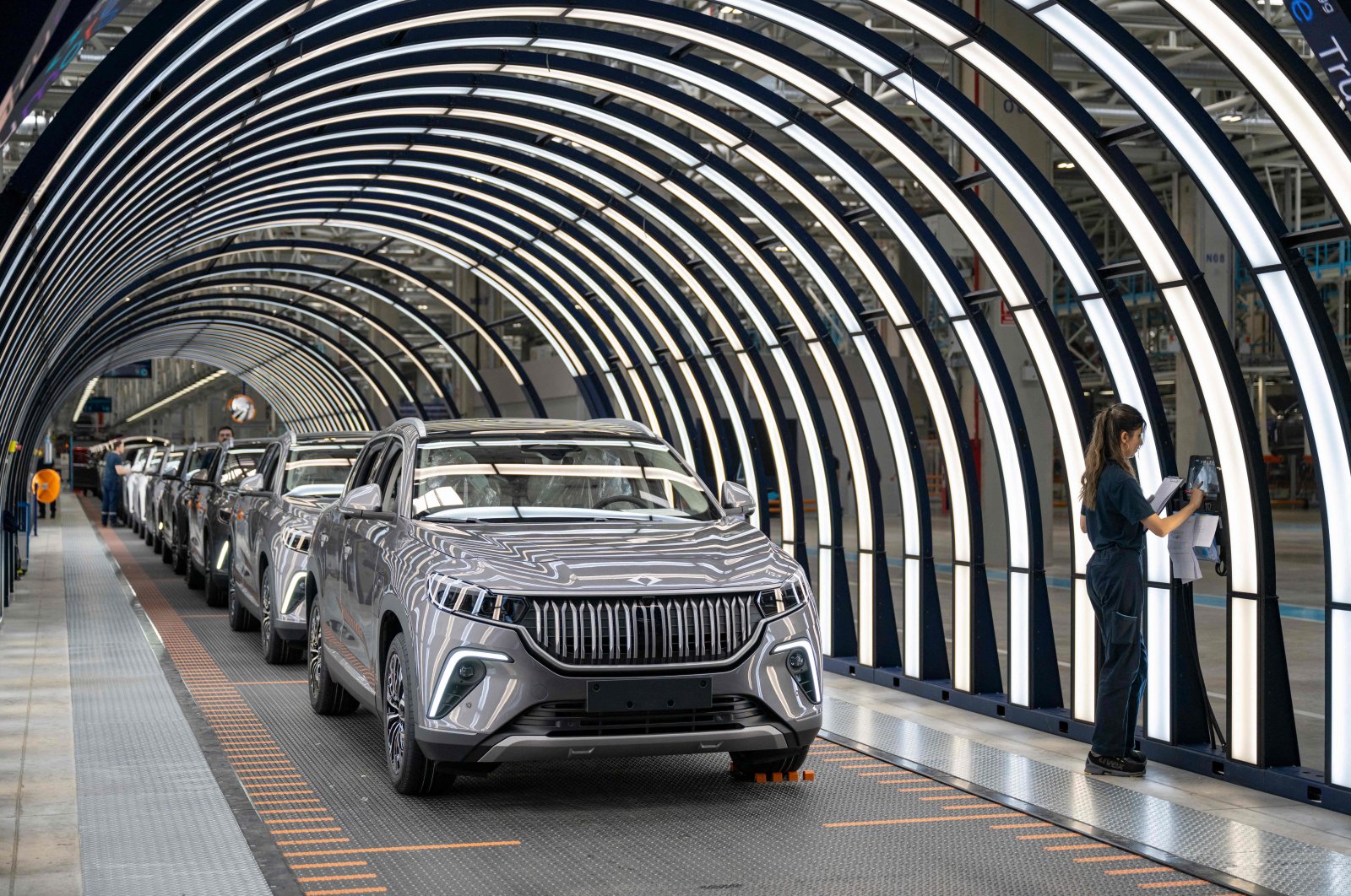 Employees working on a car assembly line at a factory of Togg at the Gemlik Togg Technology Campus, Bursa, northwestern Türkiye, May 17, 2024. (AFP Photo)