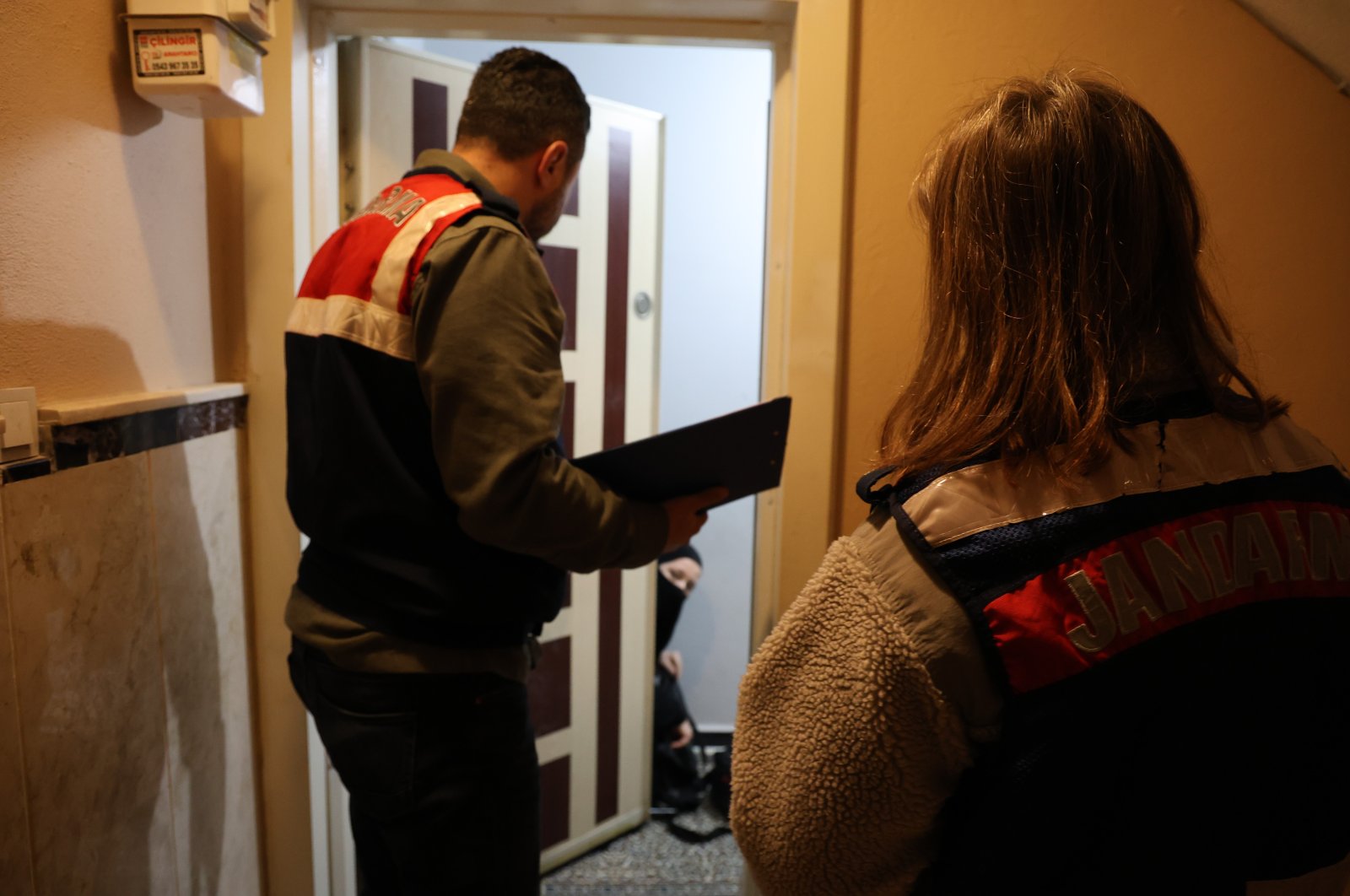 Gendarmerie officers inspect an apartment during a raid against Daesh suspects, Izmir, Türkiye, Dec. 3, 2024. (IHA Photo)