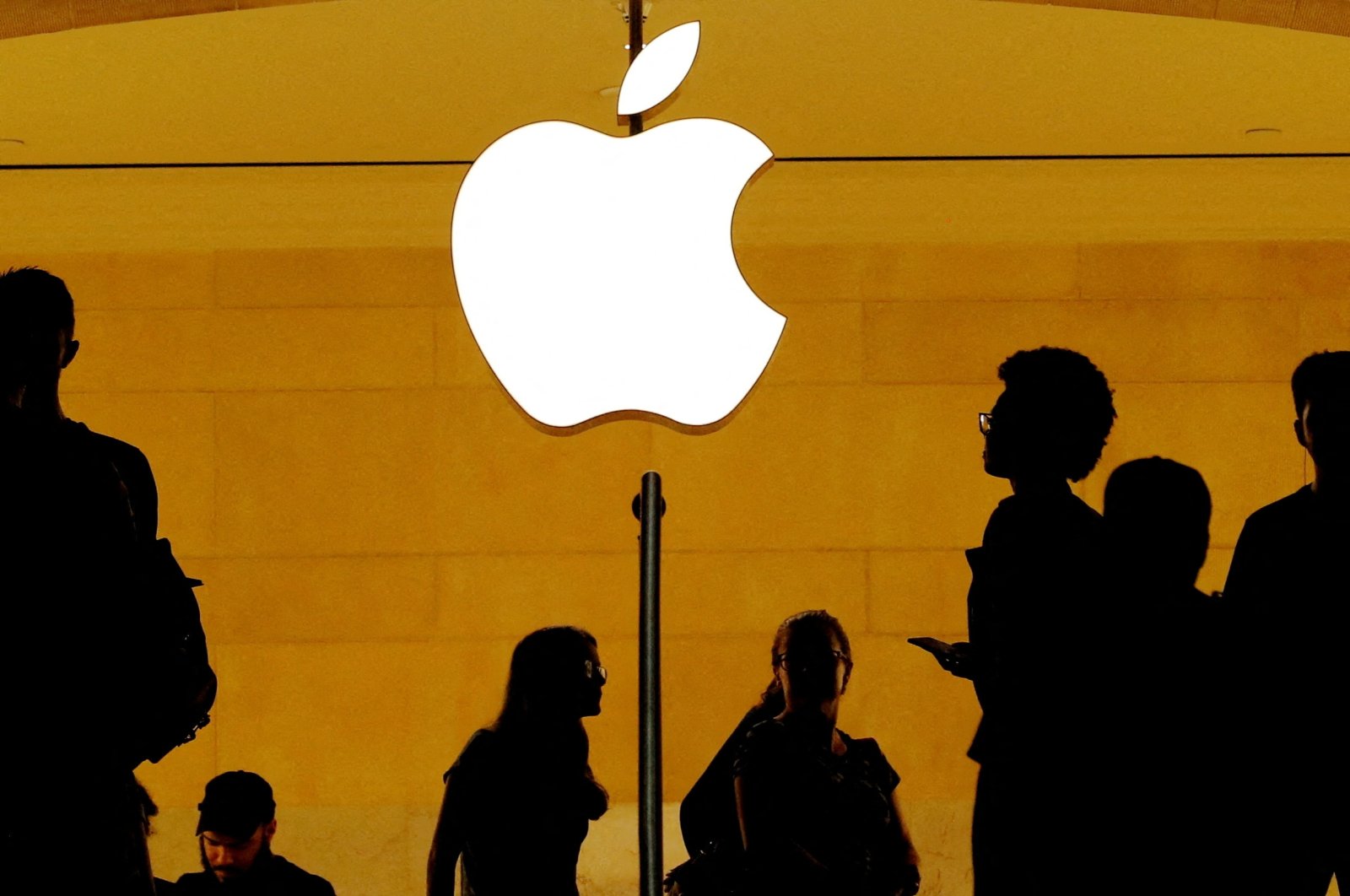 Customers walk past an Apple logo inside of an Apple store at Grand Central Station in New York, U.S., Aug. 1, 2018. (Reuters Photo)