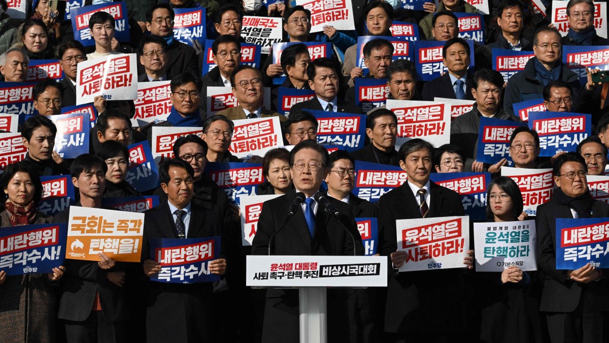 Main opposition Democratic Party leader Lee Jae-myung (C) speaks during a rally against President Yoon Suk Yeol at the National Assembly in Seoul, South Korea, Dec. 4, 2024. (AFP Photo)