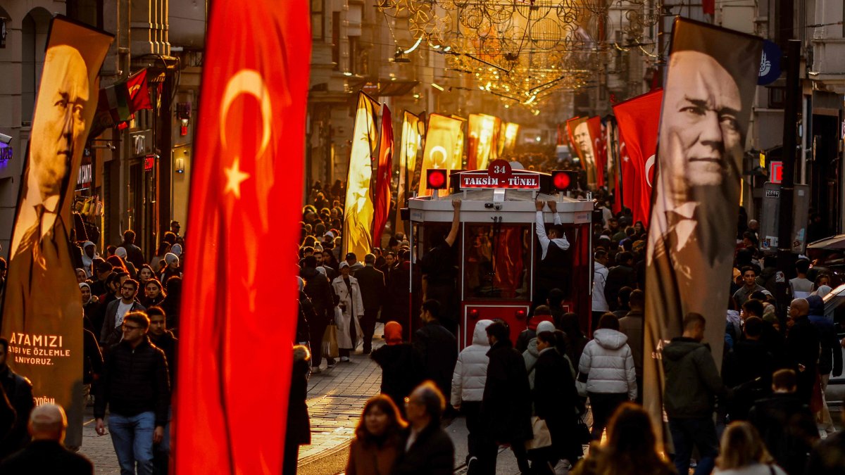 A tramway passes through people on the famous Istiklal Avenue in Istanbul, Türkiye, Nov. 10, 2024. (AFP Photo)