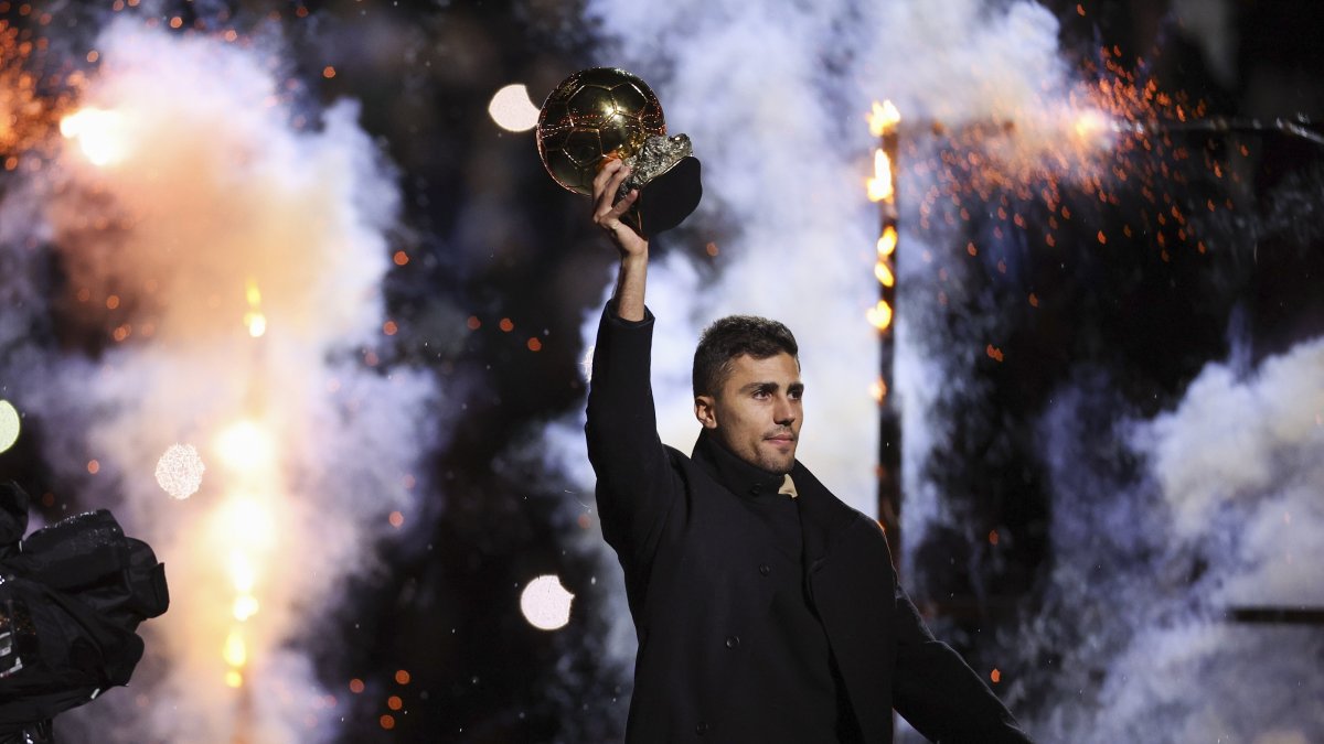 Rodri of Manchester City poses with the Ballon d&#039;Or trophy ahead of the English Premier League match against Tottenham Hotspur, Manchester, U.K., Nov. 23, 2024. (EPA Photo)