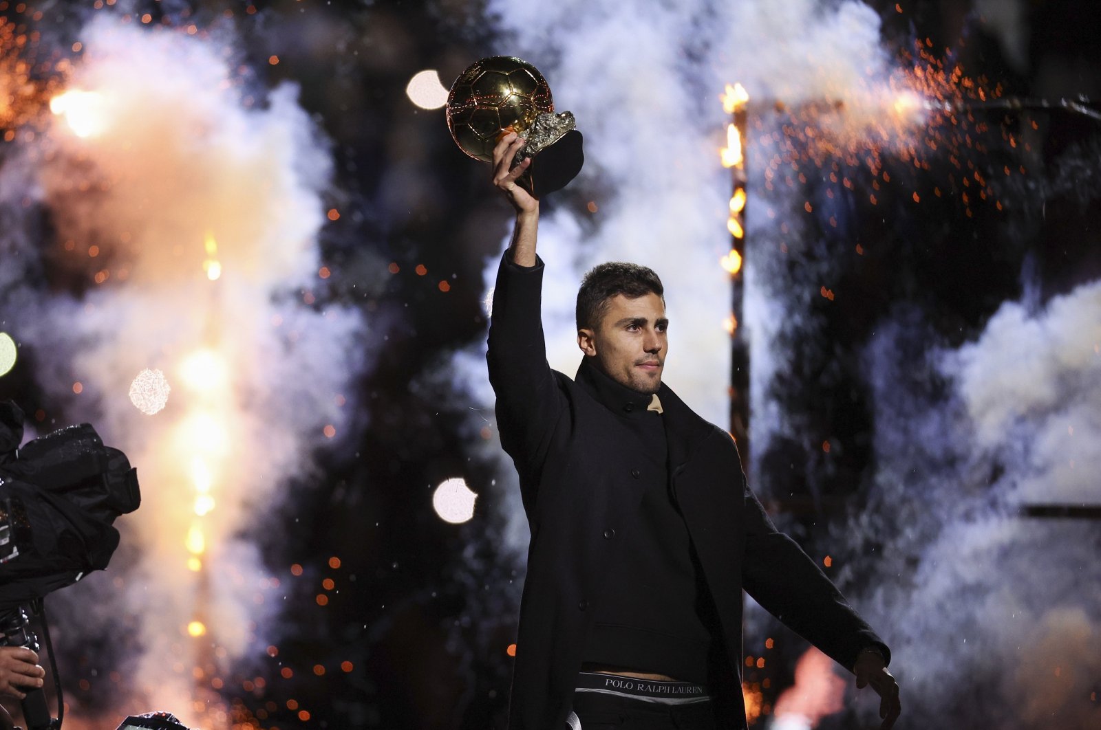 Rodri of Manchester City poses with the Ballon d&#039;Or trophy ahead of the English Premier League match against Tottenham Hotspur, Manchester, U.K., Nov. 23, 2024. (EPA Photo)