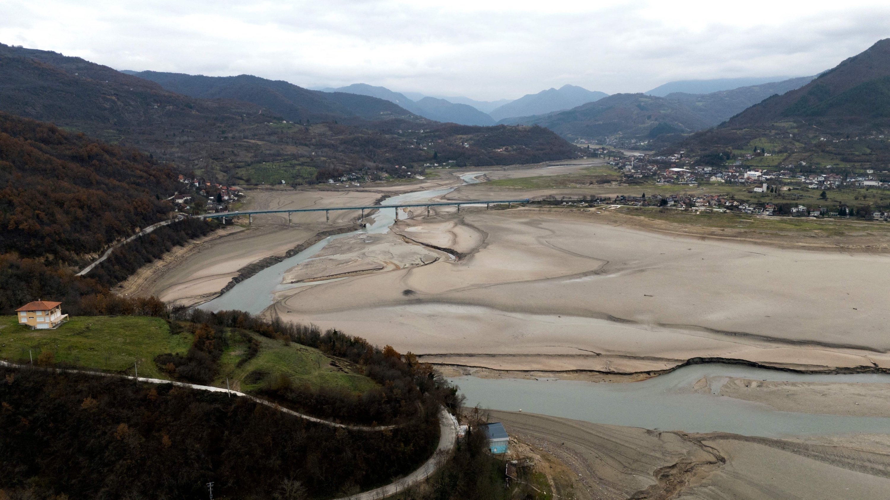 This aerial photograph shows the lakebed of the Jablanicko lake, through which the Neretva River flows, near the Bosnian town of Konjic, Dec. 5, 2024. (AFP Photo)