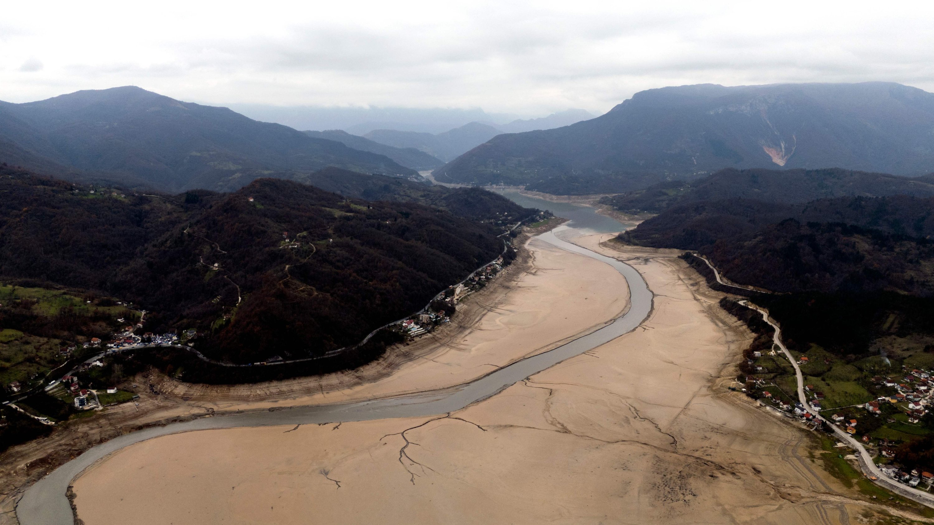 This aerial photograph shows the lakebed of the Jablanicko lake, through which the Neretva River flows, near the Bosnian town of Konjic, Dec. 5, 2024. (AFP Photo)