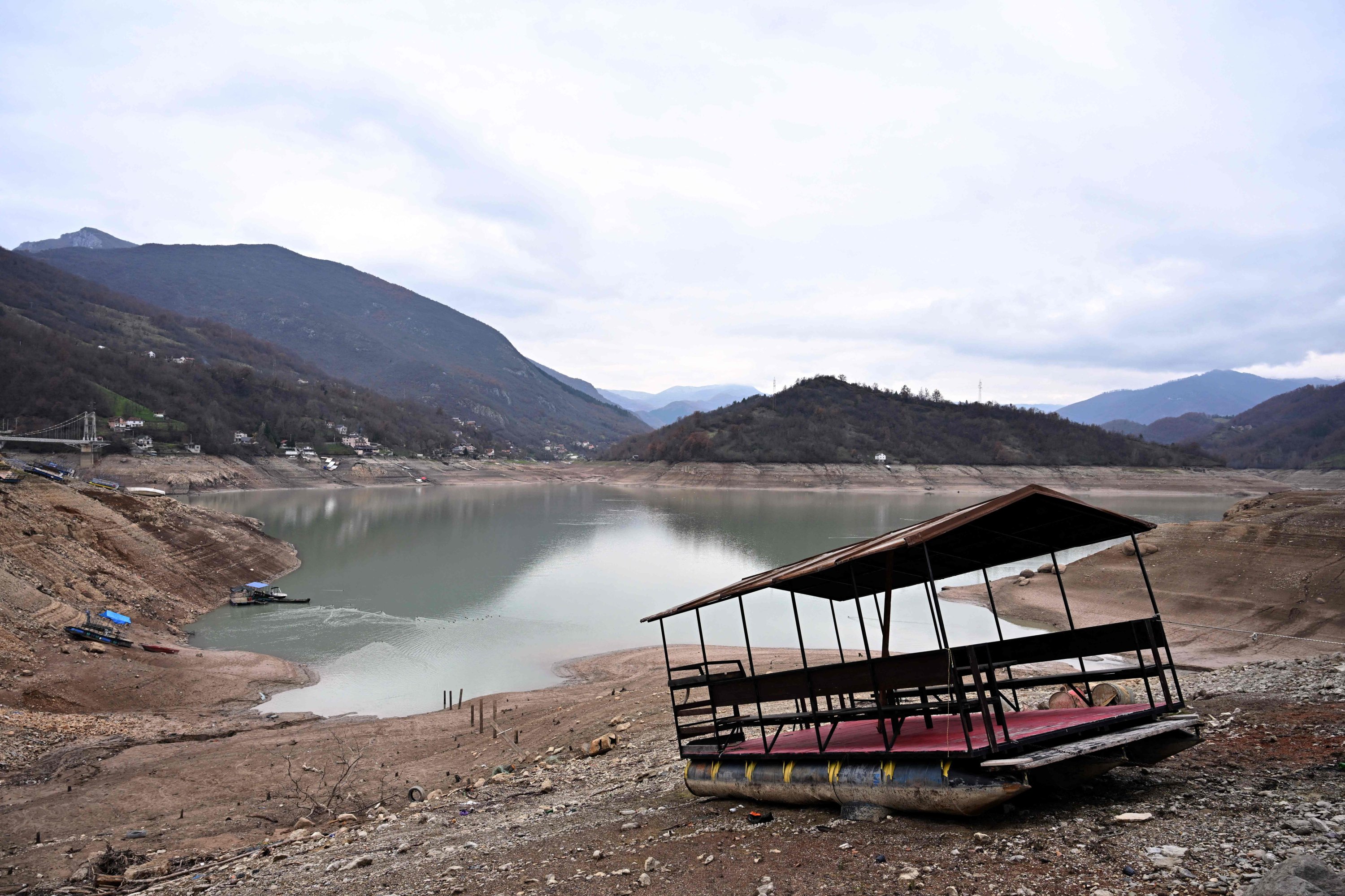 This photograph shows the shore of the Jablanicko lake, through which the Neretva River flows, near the Bosnian town of Konjic, Dec. 5, 2024. (AFP Photo)