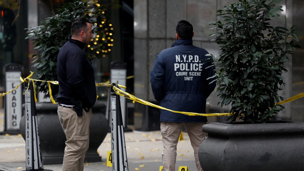 Law enforcement officers work near evidence markers placed where shell casings were found at the scene where the CEO of UnitedHealthcare, Brian Thompson, was reportedly shot and killed in Midtown Manhattan, New York City, U.S., Dec. 4, 2024. (Reuters Photo)