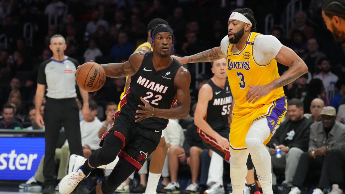 Miami Heat forward Jimmy Butler (L) drives past Los Angeles Lakers forward Anthony Davis in the first half at Kaseya Center, Miami, Florida, U.S., Dec. 4, 2024. (Reuters Photo)