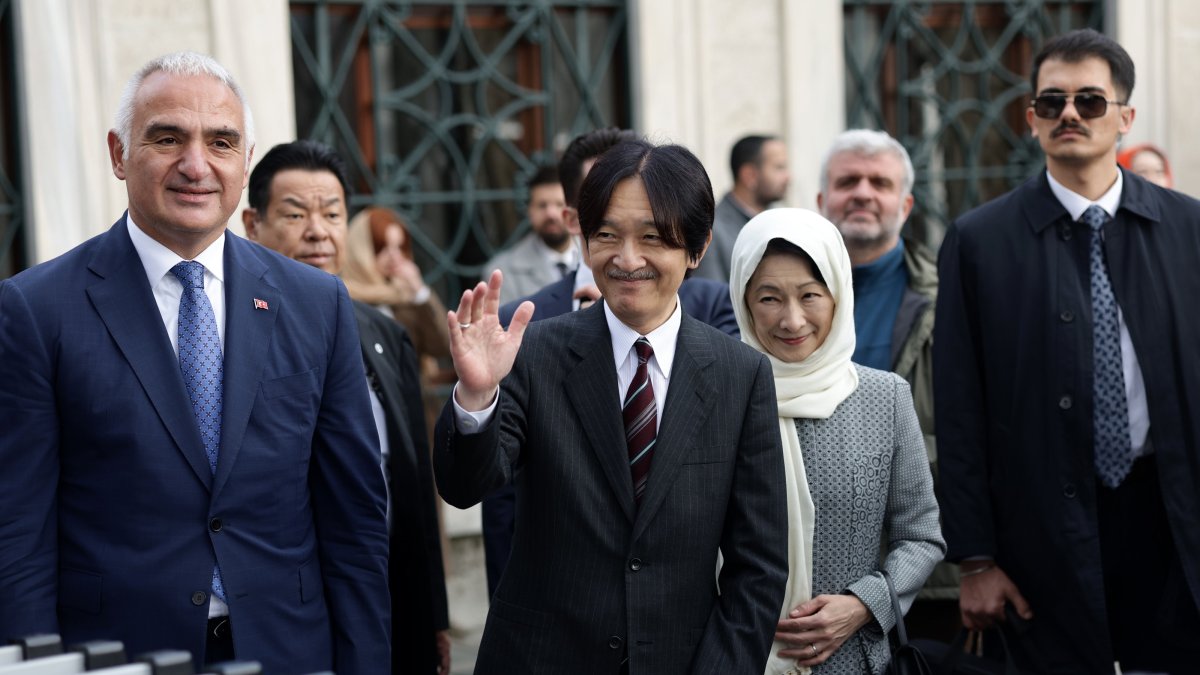 Japan&#039;s Crown Prince Fumihito (C) and Crown Princess Kiko (C-R) visit the Hagia Sophia Grand Mosque alongside Turkish Minister of Culture and Tourism Mehmet Nuri Ersoy (L), in Istanbul, Türkiye, Dec. 5, 2024. (EPA Photo)