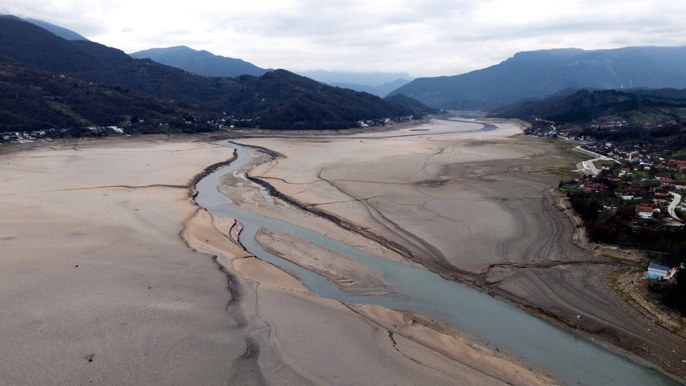 This aerial photograph shows the lakebed of the Jablanicko lake, through which the Neretva River flows, near the Bosnian town of Konjic, Dec. 5, 2024. (AFP Photo)