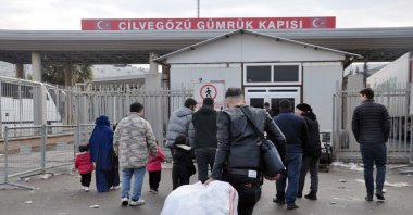Syrian refugees line up to cross the border to Bab al-Hawa to return to their homes in Aleppo, southern Hatay province, Türkiye, Dec. 5, 2024. (DHA Photo)