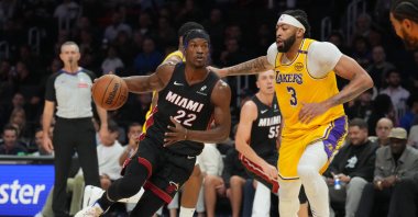 Miami Heat forward Jimmy Butler (L) drives past Los Angeles Lakers forward Anthony Davis in the first half at Kaseya Center, Miami, Florida, U.S., Dec. 4, 2024. (Reuters Photo)