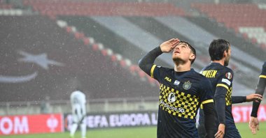 Maccabi Tel Aviv's Israeli midfielder Gavriel Kanichowsky (L) celebrates scoring the opening goal 0-1 during the UEFA Europa League 1st round day 5 football match between Besiktas and Maccabi Tel Aviv, Debrecen, Hungary, Nov. 28, 2024. (AFP Photo)
