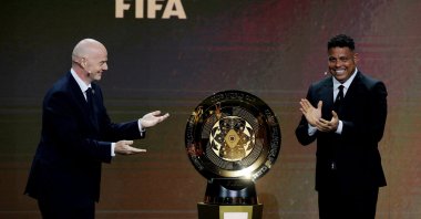 FIFA President Gianni Infantino (L) and Ronaldo unveil the trophy before the draw for the 2025 FIFA Club World Cup football tournament in Miami, U.S., Dec. 5, 2024. (Reuters Photo)