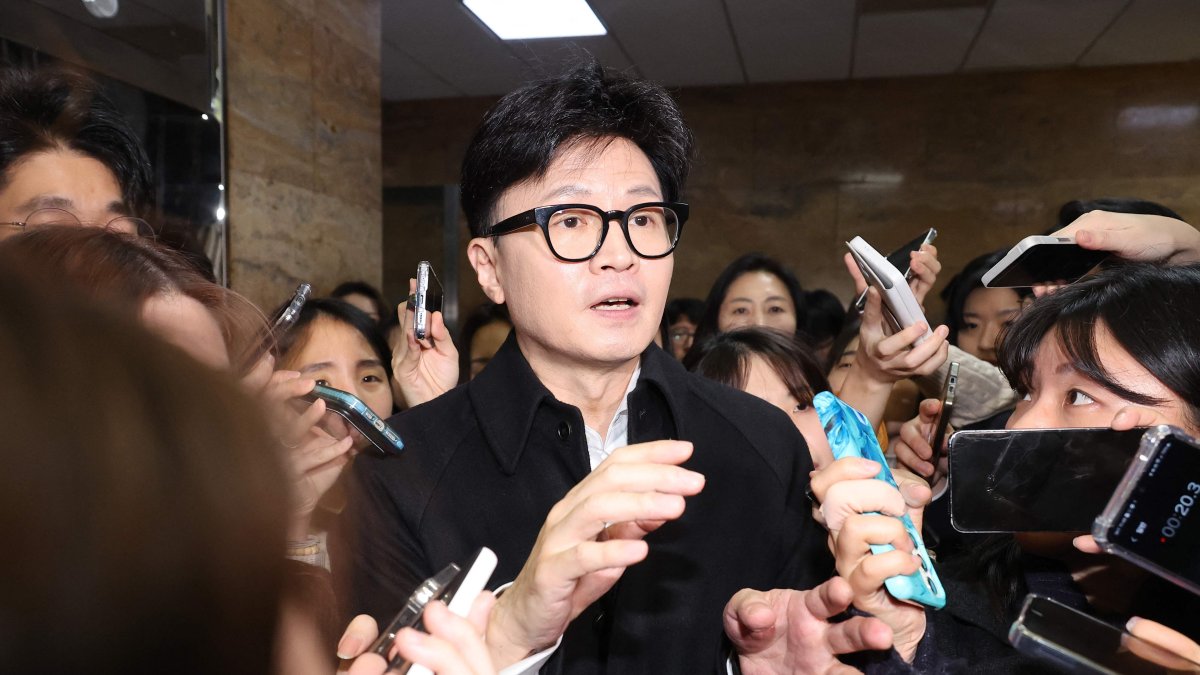 People Power Party chief Han Dong-hoon (C) answers questions from journalists as he leaves the National Assembly, Seoul, South Korea, Dec. 6, 2024. (AFP Photo)