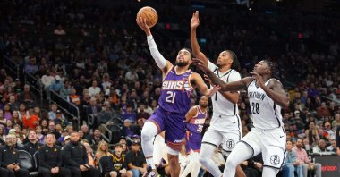 Phoenix Suns guard Tyus Jones (L) puts up a layup against Brooklyn Nets forward Ziaire Williams (C) and Brooklyn Nets forward Dorian Finney-Smith during the first half at Footprint Center, Phoenix, Arizona, U.S., Nov. 27, 2024. (Reuters Photo)