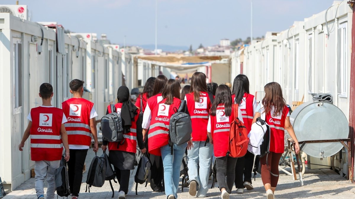 Turkish Red Crescent (Kızılay) volunteers dedicatedly serving communities in need, Istanbul, Türkiye, Dec. 4, 2024. (DHA Photo) 
