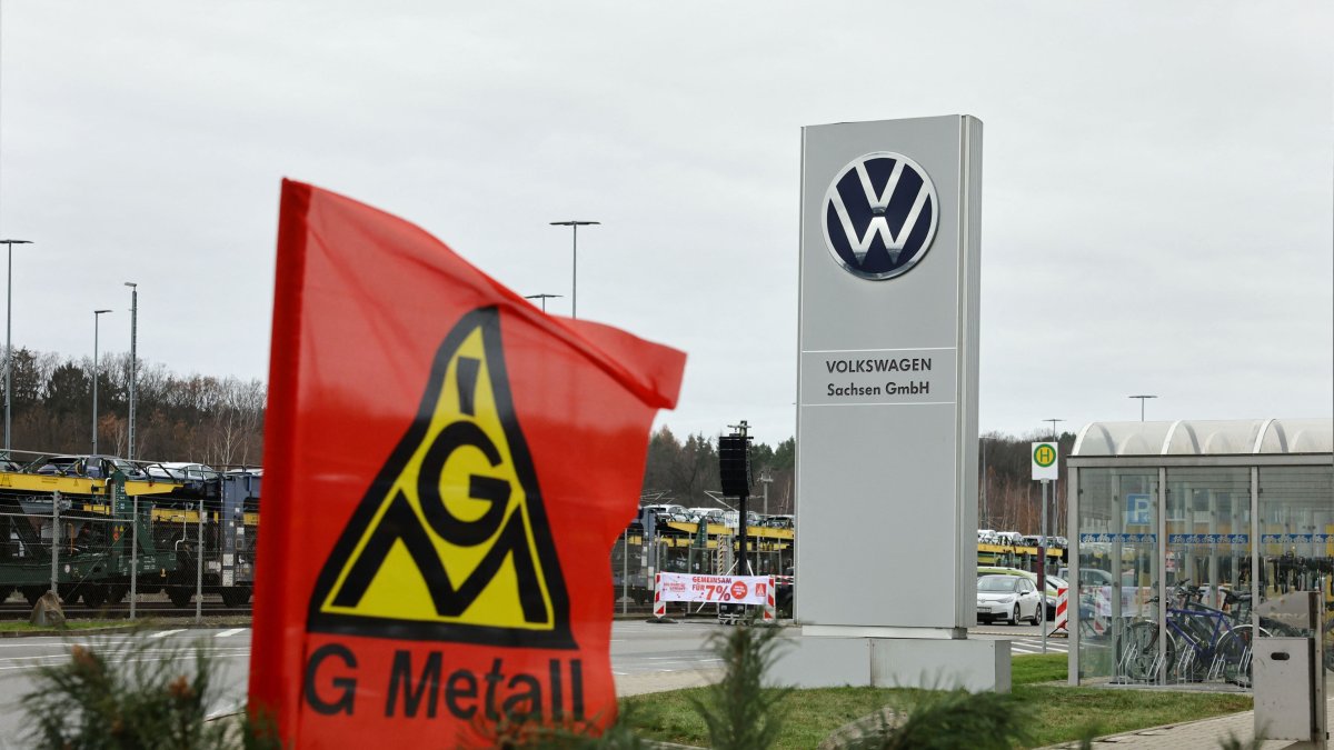 The flag of IG Metall union flutters in front of the plant of German car maker Volkswagen as thousands of Volkswagen workers go on strike all over Germany, Zwickau, Germany, Dec. 2, 2024. (AFP Photo)