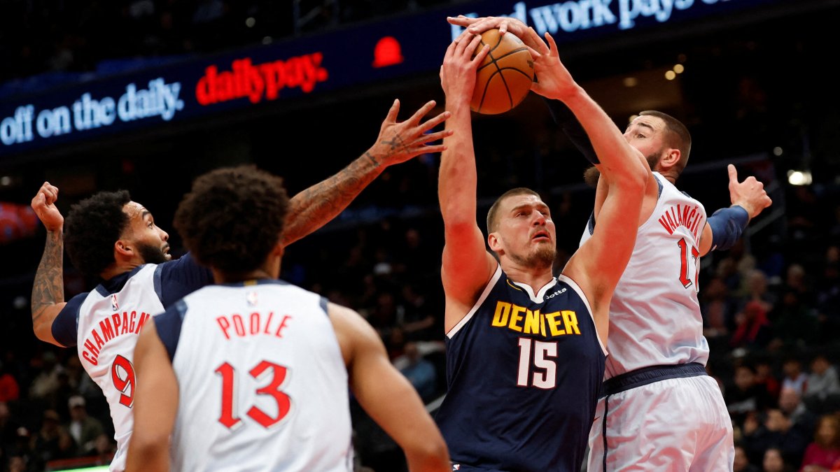 Nuggets center Nikola Jokic (C) dribbles the ball past Wizards defenders during an NBA game in Washington, D.C., U.S., Dec 7, 2024. (Reuters Photo)