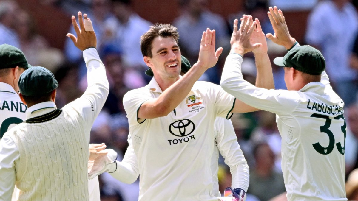 Australia&#039;s captain Pat Cummins (C) celebrates taking a wicket on the third day of the second cricket Test against India, Adelaide, Australia, Dec. 8, 2024. (AFP Phtoo)
