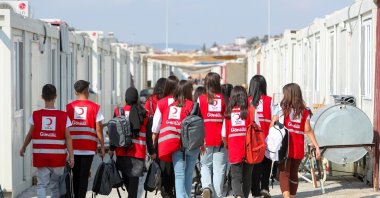 Turkish Red Crescent (Kızılay) volunteers dedicatedly serving communities in need, Istanbul, Türkiye, Dec. 4, 2024. (DHA Photo) 
