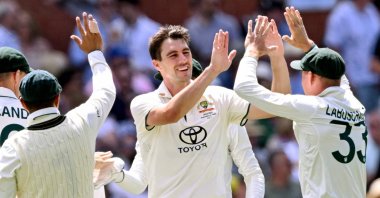 Australia's captain Pat Cummins (C) celebrates taking a wicket on the third day of the second cricket Test against India, Adelaide, Australia, Dec. 8, 2024. (AFP Phtoo)