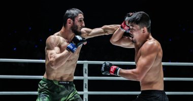 Türkiye&#039;s Alibeg Rasulov (L) in action against U.S.&#039; Christian Lee at the ONE Championship’s ONE Fight Night 26 at Lumpinee Stadium in Bangkok, Thailand, Dec. 6, 2024. (Courtesy of Lara Badreddine)