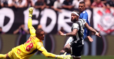 Corinthians&#039; Memphis Depay (R) in action with Cruzeiro&#039;s Anderson during the Brasileiro Championship at the Arena Corinthians, Sao Paulo, Brazil, Nov. 20, 2024. (Reuters Photo)