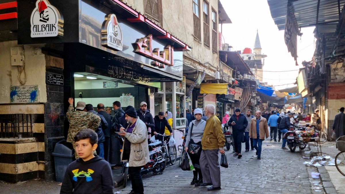 People shop at a market, Damascus, Syria, Dec. 9, 2024. (AFP Photo)