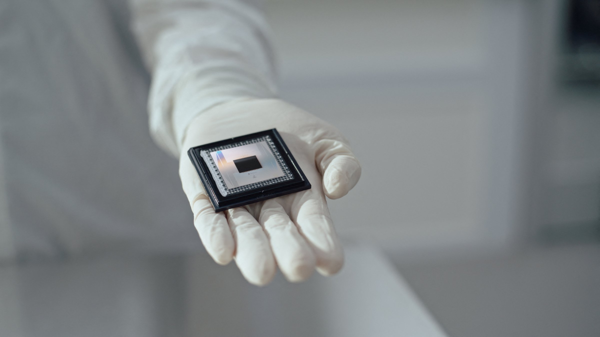 A person shows Google Quantum AI&#039;s &quot;Willow&quot; chip, in this undated handout photo, Dec. 6, 2024. (Reuters Photo)