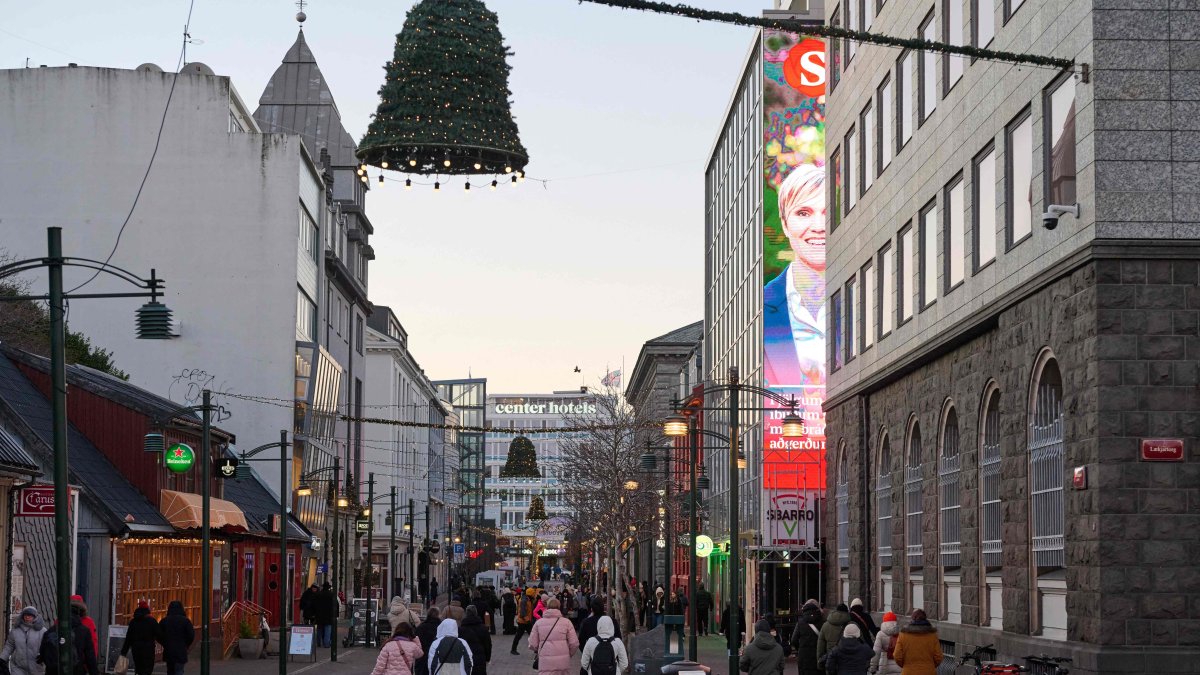 Pedestrians walk downtown during parliamentary elections, Reykjavik, Iceland, Nov. 30, 2024. (AFP Photo)