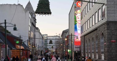 Pedestrians walk downtown during parliamentary elections, Reykjavik, Iceland, Nov. 30, 2024. (AFP Photo)
