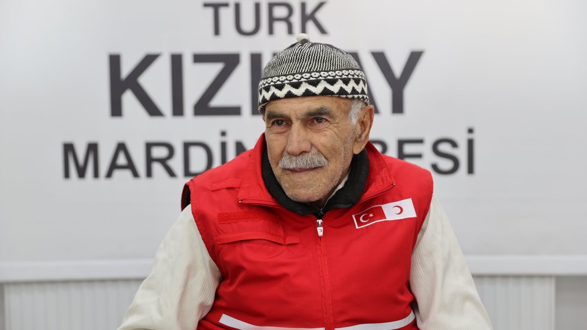 Şeyhmus Erginoğlu, known as “Uncle Şeyhmus,” speaks about the award given to him by the Turkish Red Crescent for his environmental efforts, Mardin, southeastern Türkiye, Dec. 10, 2024. (AA Photo)