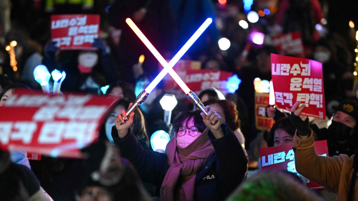 Protesters wave light sticks during a demonstration demanding President Yoon Suk Yeol&#039;s resignation outside the National Assembly, Seoul, South Korea, Dec. 10, 2024. (AFP Photo)